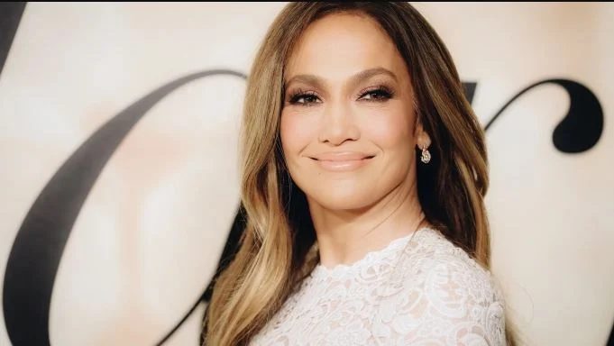 54’lük Jennifer Lopez giydiği mayo ile şov yaptı: Cesur pozlar şaşırttı...
