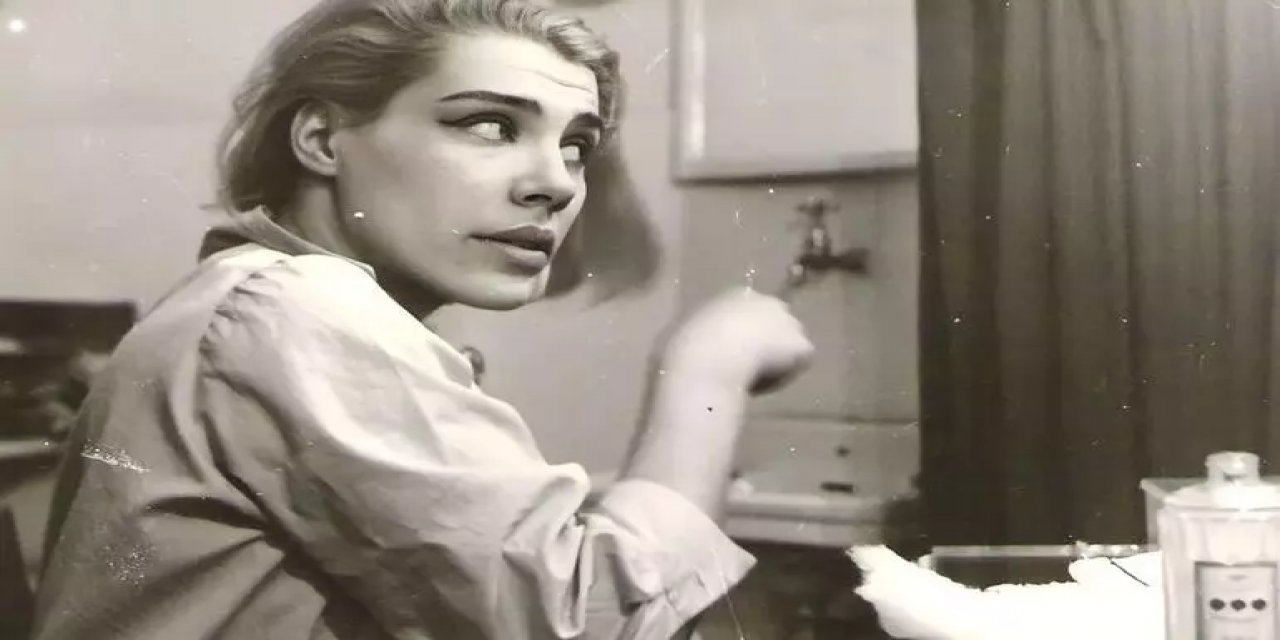 'Bursa Devlet Tiyatrosu kulisi...Saçlarımızı kolonya ile şekillendirdiğimiz yıllar'