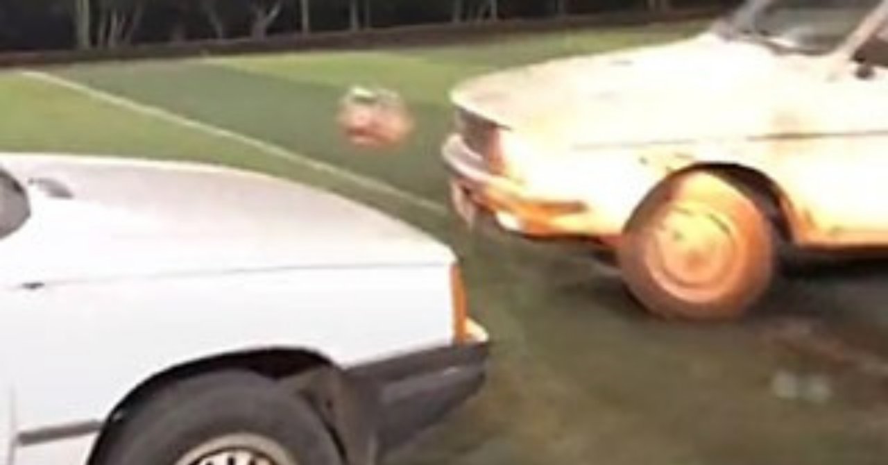 Şanlıurfa'da oyunu gerçeğe uyarladılar! Halı sahada arabalarla futbol oynadılar