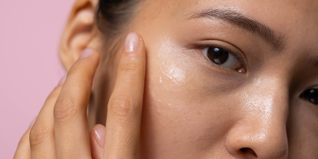 Kaz ayağı kırışıklarına veda! Hem içten hem dıştan bakım şart... Bunları uygulayın!