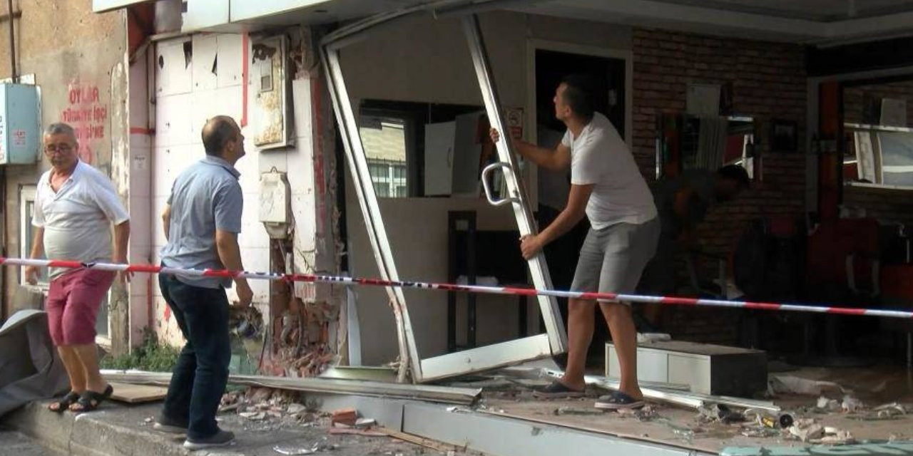Kadıköy'de Otomobil Berbere Girdi: 4 yaralı