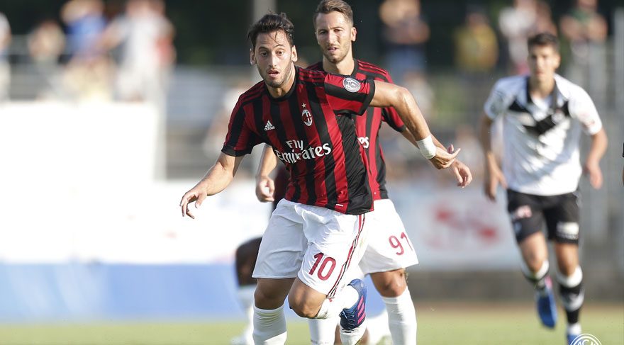 Hakan Çalhanoğlu Milan formasıyla ilk maçına çıktı