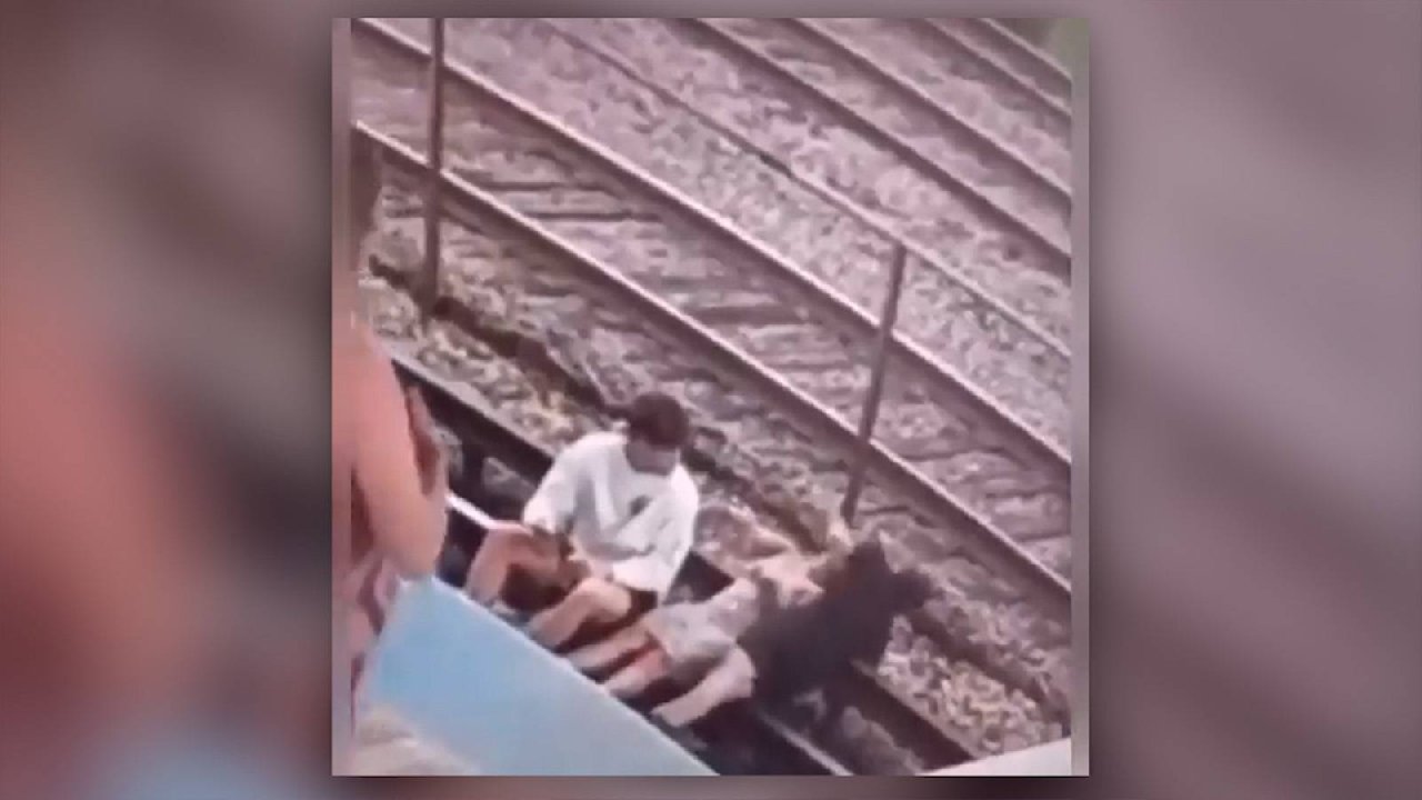 Tren raylarında fotoğraf çektirmek isteyen gençler elektrik akımına kapıldı