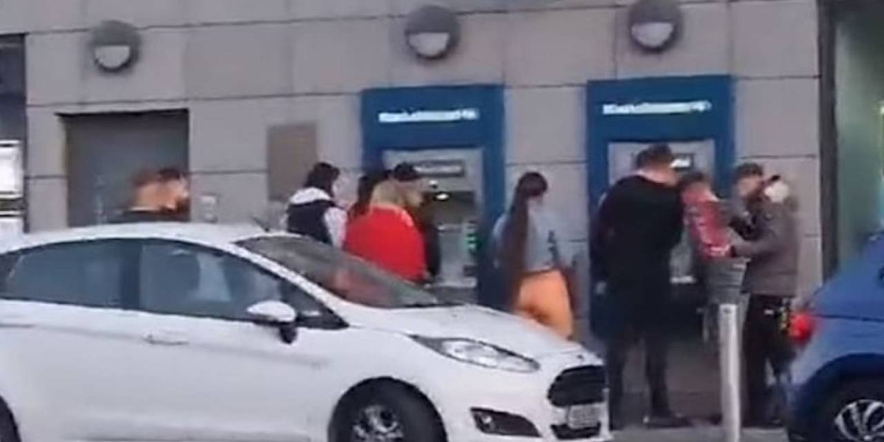 Para Dağıtan Bozuk ATM Heyecan Yarattı! Haberi Duyan Akın Etti...