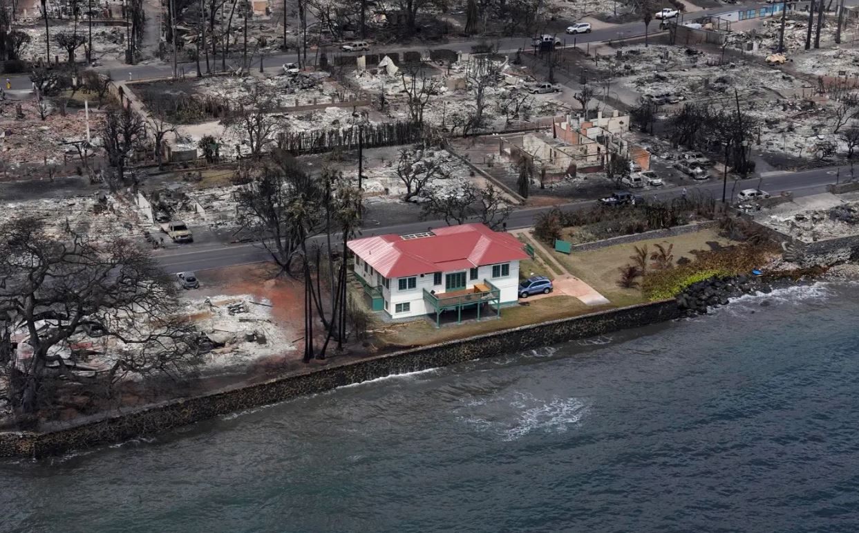 Hawaii Yangınından Kurtulan Beyaz Duvarlı ve Kırmızı Çatılı O Evin Sırrı
