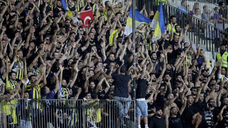 Maribor-Fenerbahçe Maçında Ortalık Karıştı! Kavga Çıktı, Karşılaşma Durdu