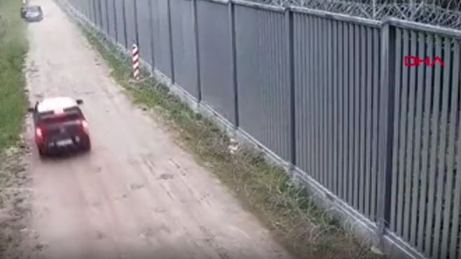 Göçmenlerin Polonya sınırını geçme girişimleri kamerada...