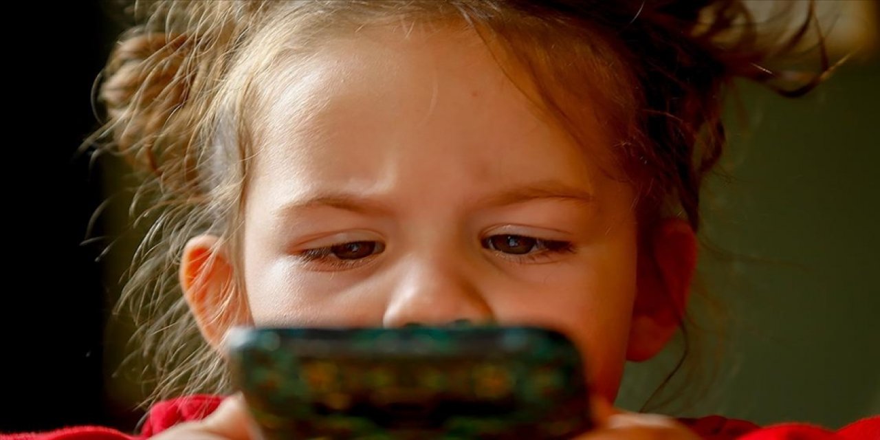 Cep Telefonları Çocuklarda Miyop Riskini Artırıyor