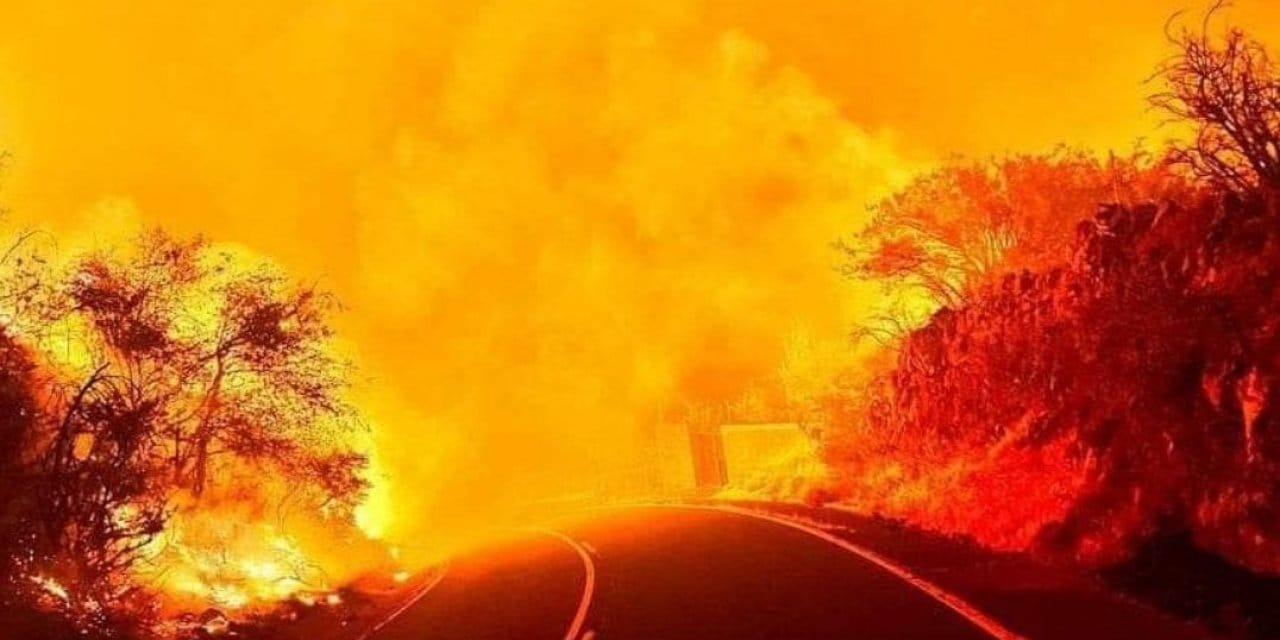 Orman Yangını Adaları Yutuyor... 13 Bin Kişi Tahliye Edildi