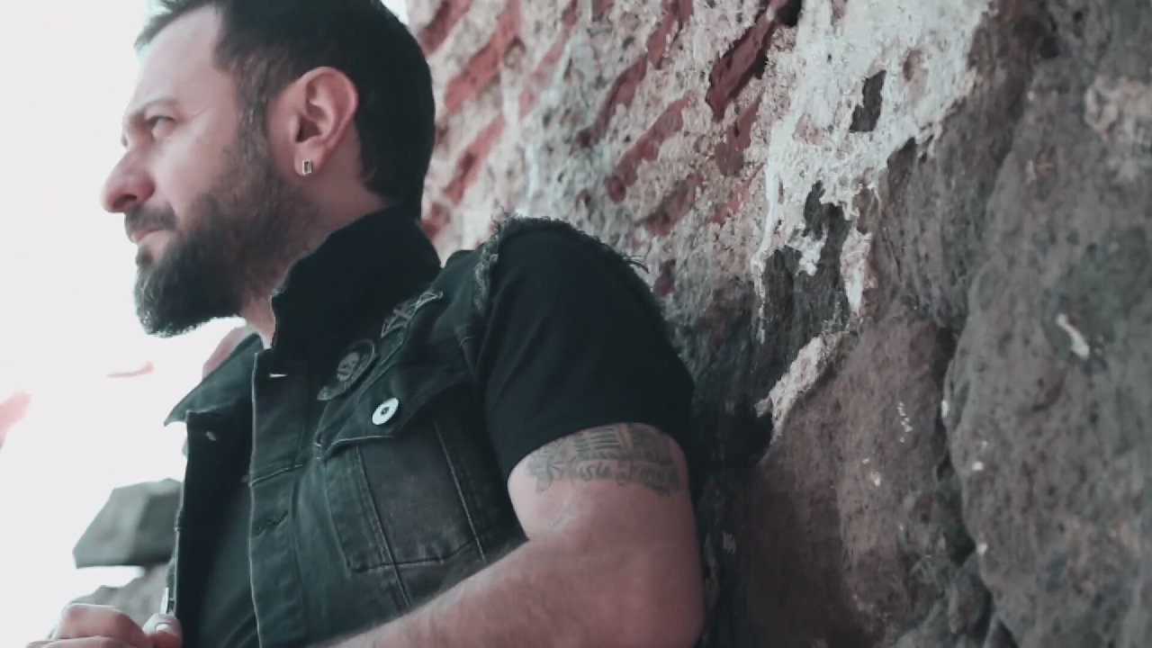 Ünlü sanatçıya köpek saldırısı! Yemek yerken kulağını kopardı...