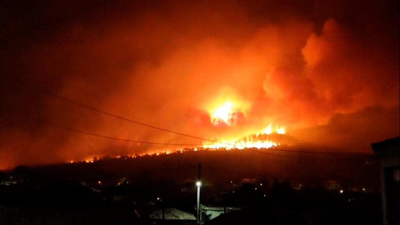 Yunanistan'daki yangınlar 6 gündür devam ediyor! Yollar kapatıldı, alevler yerleşim birimlerine yaklaştı