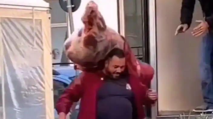 Sicilya'da ilginç anlar... Bir kasap eti sırtladığı gibi böyle götürdü