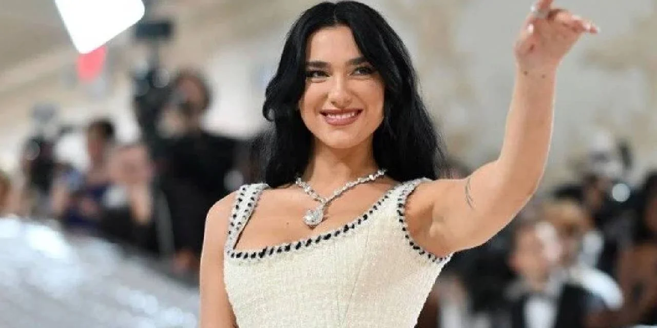 Cesur pozu dikkat çekti... Dua Lipa mini şortuyla poz verdi! 'Giymesen de olurdu'