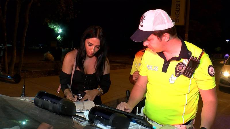 Son Dakika: Ehliyetsiz sürücüye ceza yazan polisler açığa mı  alındı?