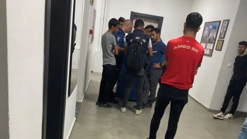 İstiklal Marşında Ayağa Kalkmayan Amedspor Taraftarına Gözaltı