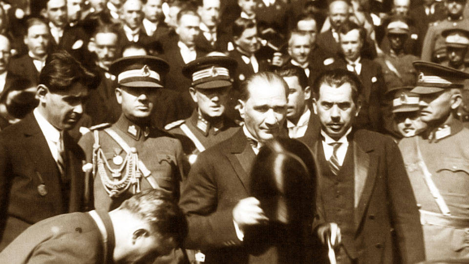 Atatürk’ün Büyük Zafer sonrası Meclis ziyaretine ilişkin nadir görüntüleri paylaşıldı