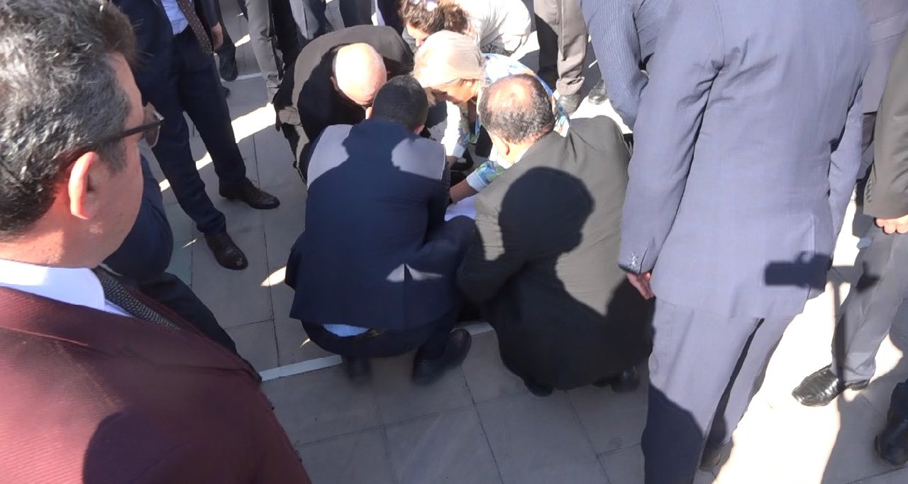Baro başkanı 30 Ağustos töreninde fenalaşıp yere yığıldı