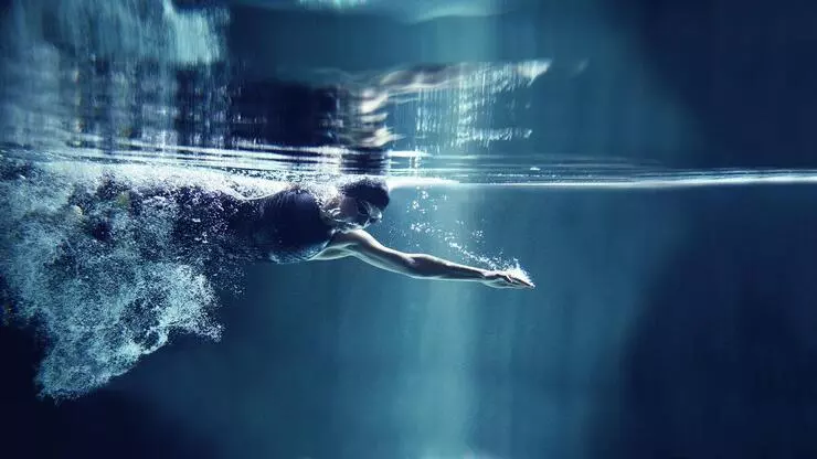 Daha az çabayla daha hızlı yüzmek istiyor musunuz? Öyleyse bu önerileri uygulayın  suyla savaşmayın,