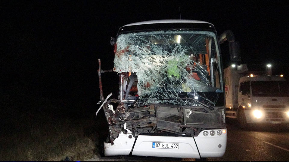 Uşak'ta yolcu otobüsü TIR'a çarptı: Çok sayıda yaralı var