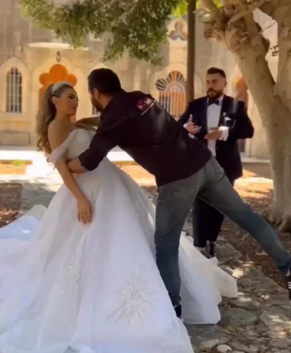 Düğün fotoğrafçısı gelinle teması abarttı. Damat çileden çıktı