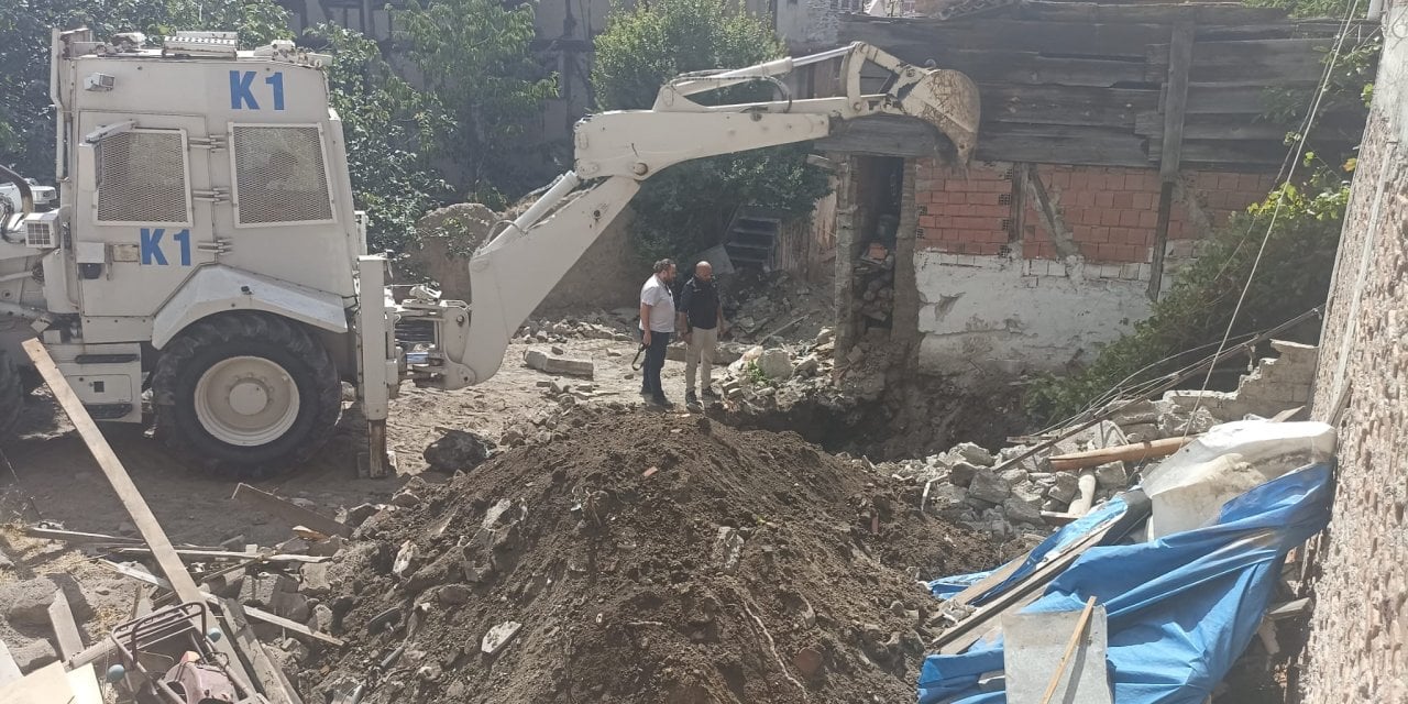 Evin Bahçesinde El Bombası Kazısı