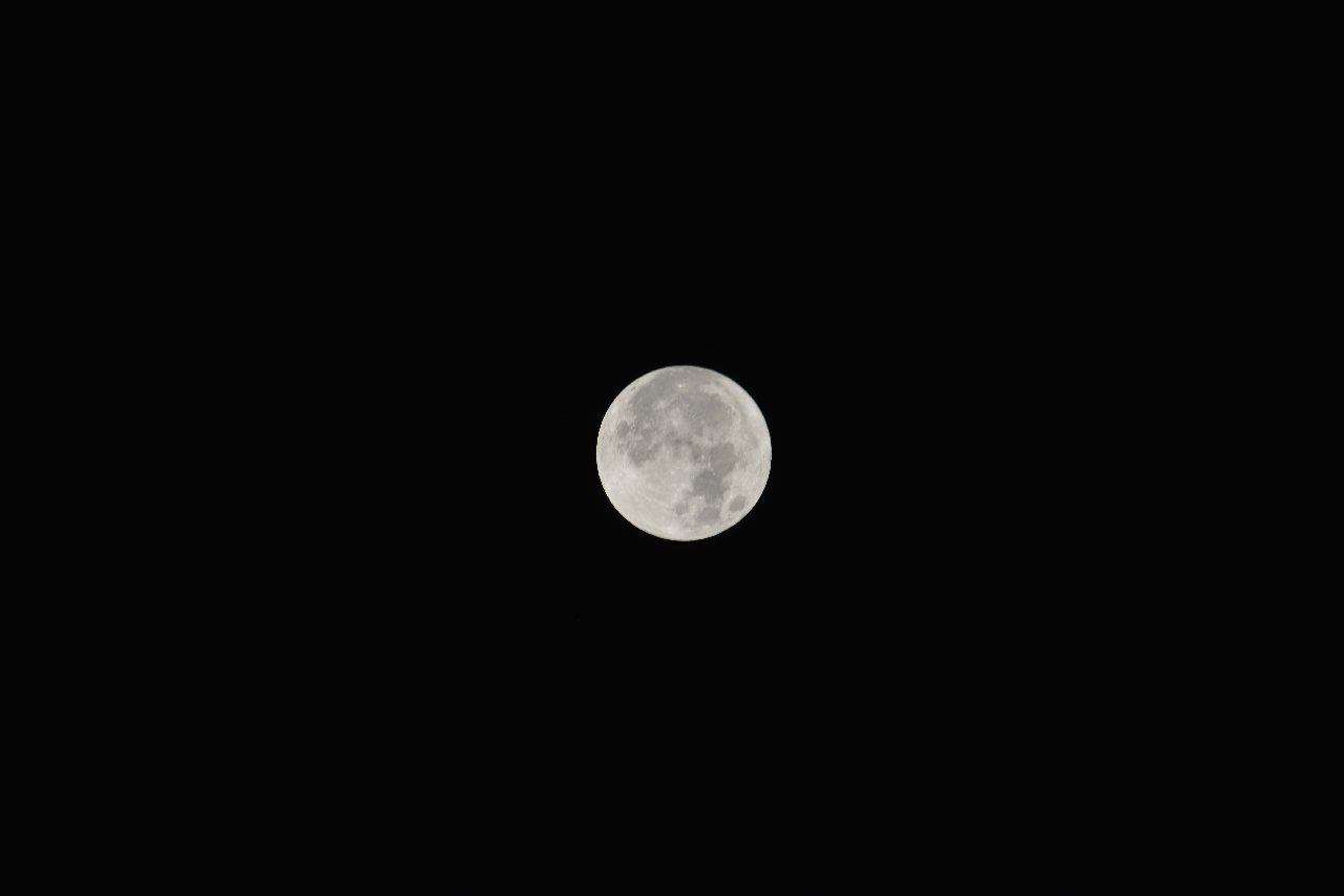 Antalya'da Ay'ın rengi 1 dakikada griden maviye dönüştü