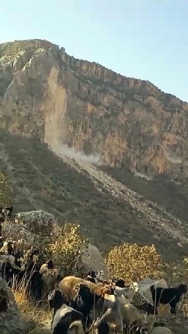 Siirt Depreminde Dağdan Kaya Parçaları Koptu... İşte O An