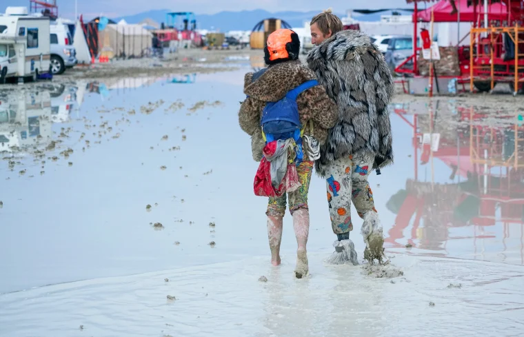 Burning Man'de şiddetli yağış can aldı, binlerce kişi mahsur kaldı! Tüm yollar kapalı, uçuşlar yapılamıyor