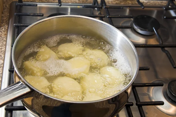Haşlanmış patateslerin suyunu dökmeyin : Patates suyu yemeklerinizi lezzetlendirir, cildinizi şımartır, bahçenizi canlandırır