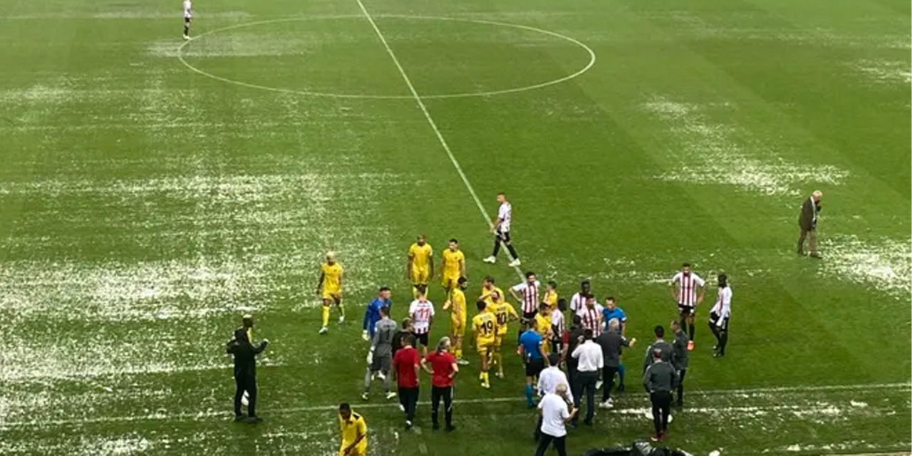 Saha Göle Döndü Süper Lig Maçı Ertelendi