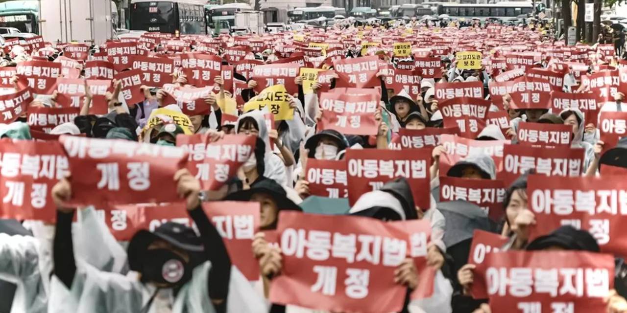 Güney Kore’de öğretmenler sokağa döküldü: Veli zorbalığı intihara zorluyor