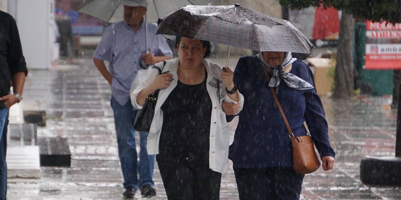 Meteoroloji uyarmıştı, Edirne'de yağmur zor anlar yaşattı... Yağış etkisini arttırarak devam edecek