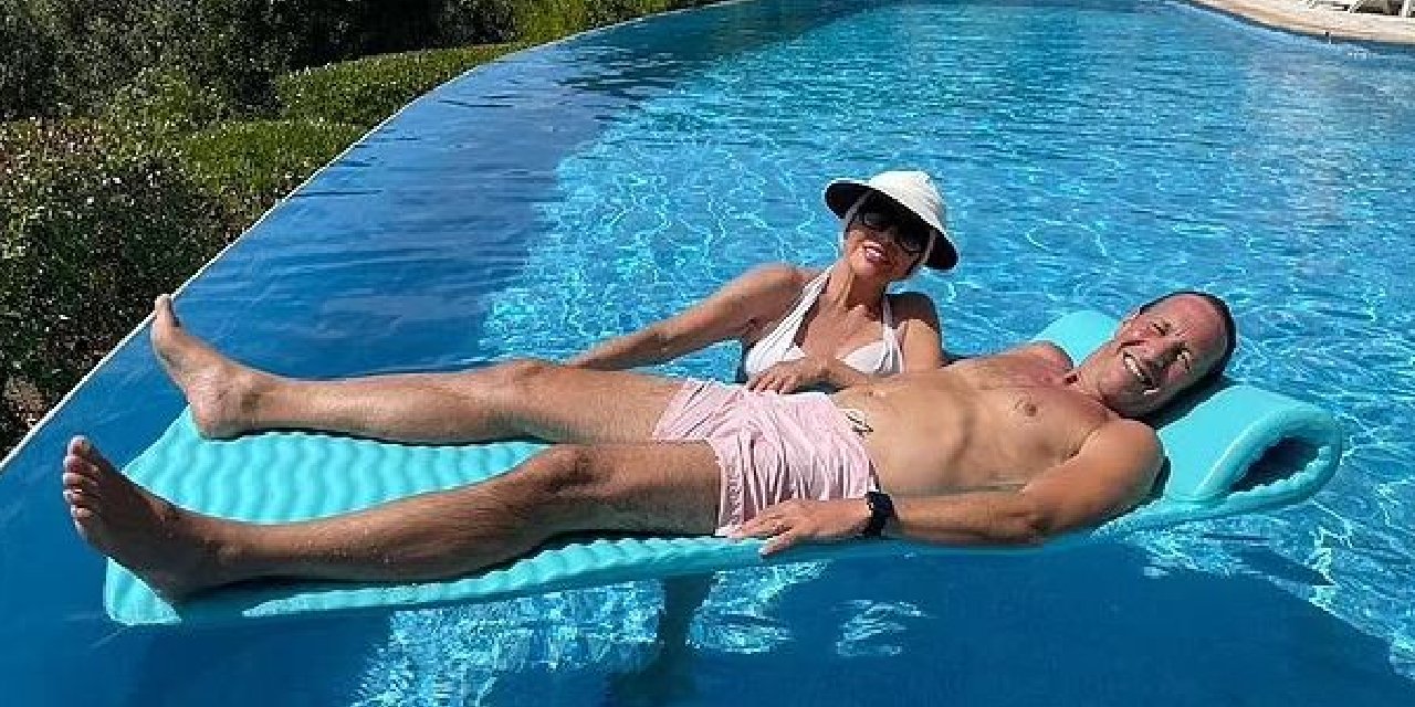 90 Yaşındaki Joan Collins'in Genç Eşiyle Bikinili Havuz Pozları Sosyal Medyayı Salladı