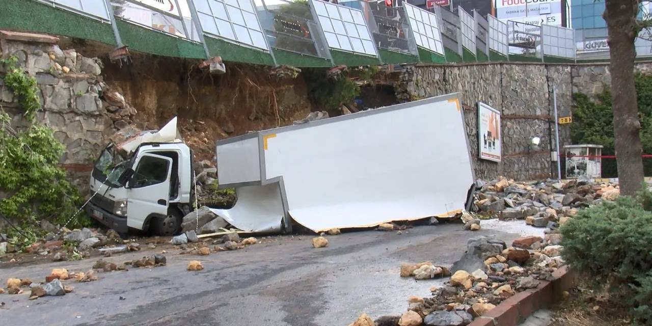 İstanbul'daki sel felaketinde çöken duvar kamyoneti ikiye ayırdı