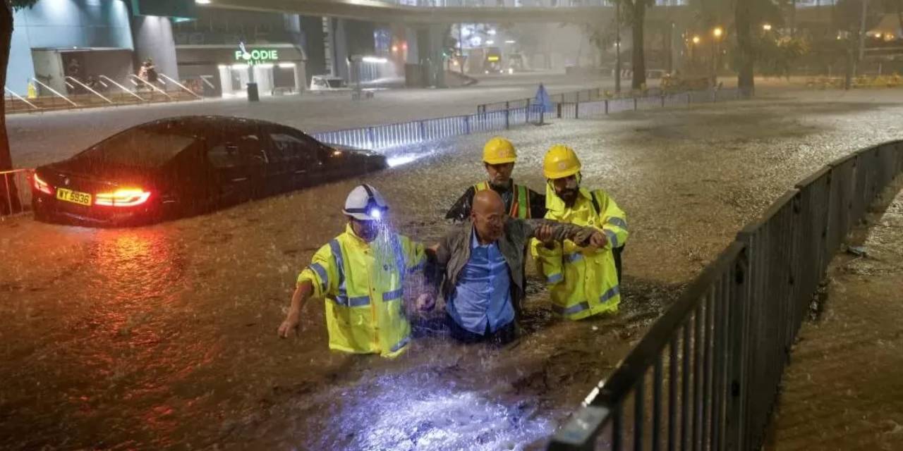 140 yıl sonra ilk kez bu kadar yağdı... Hong Kong felaketi yaşıyor