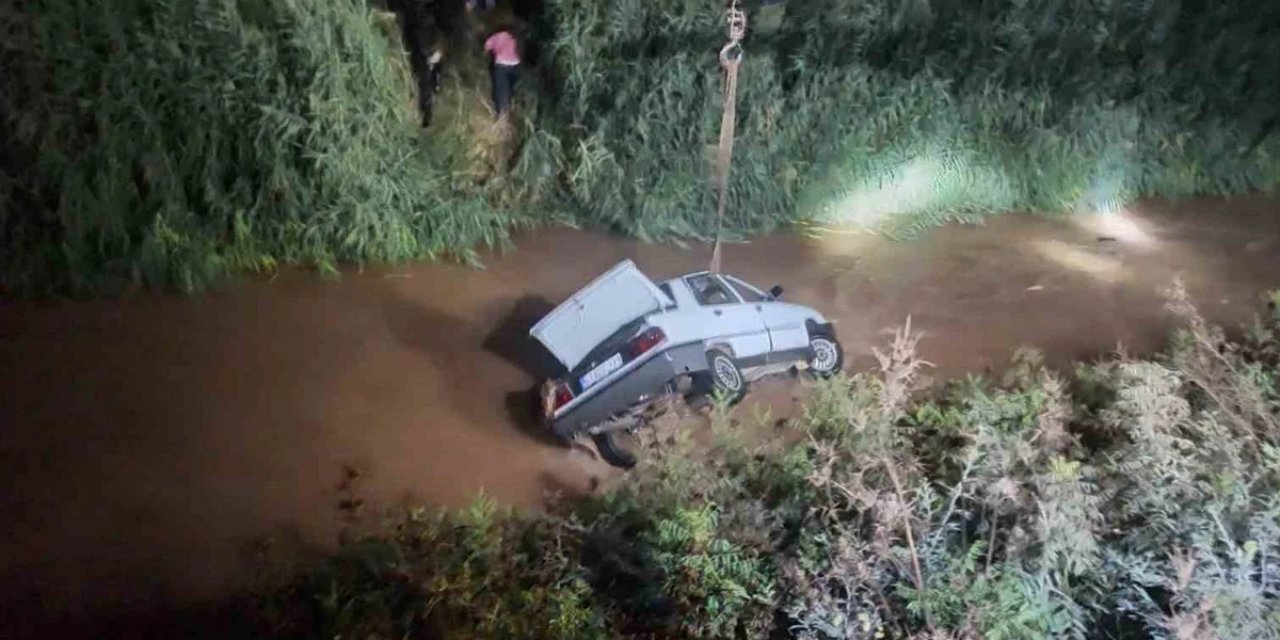 Feci Kaza! Sulama Kanalına Devrilen Otomobil 3 Kişiye Mezar Oldu