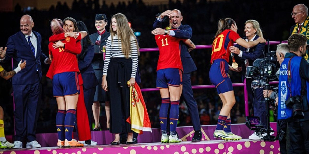 Her Şey Federasyon Başkanının Kadın Futbolcuyu Öpmesiyle Başladı... 'Se Acabo' Hareketi Büyüyor