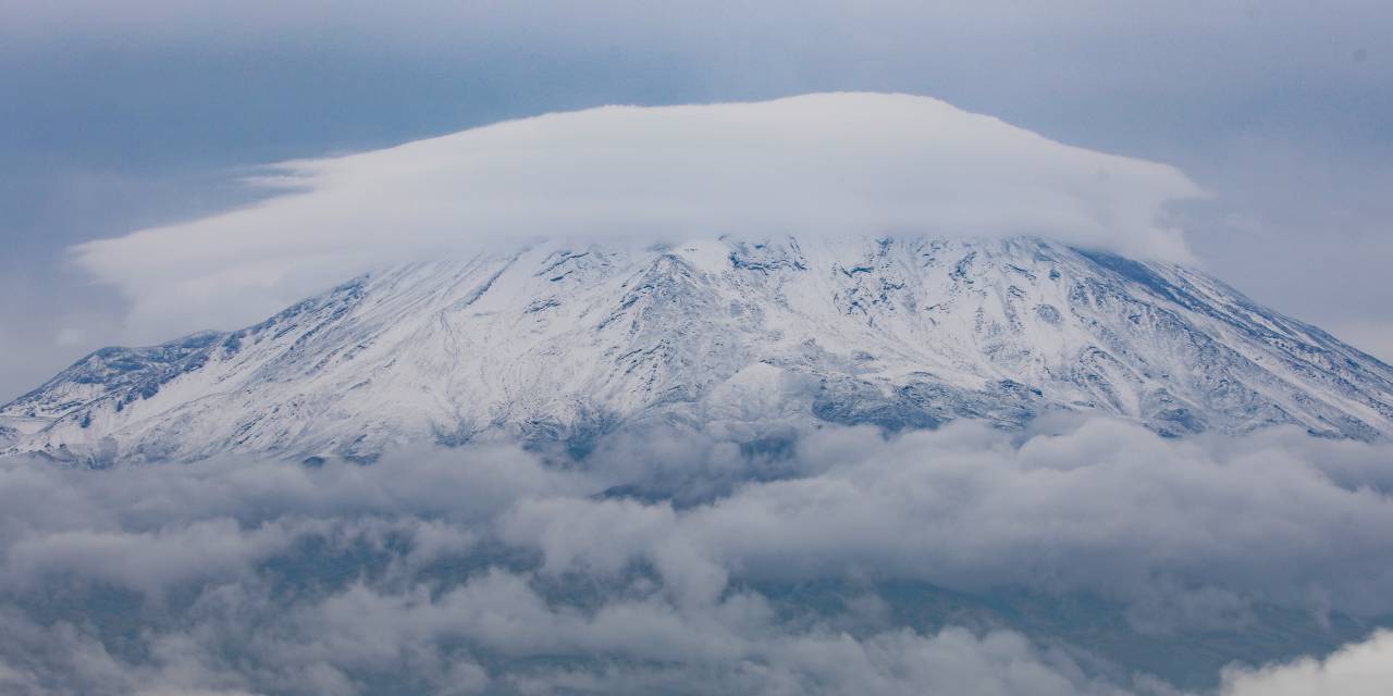 Ağrı Dağı'na Yılın İlk Karı Yağdı