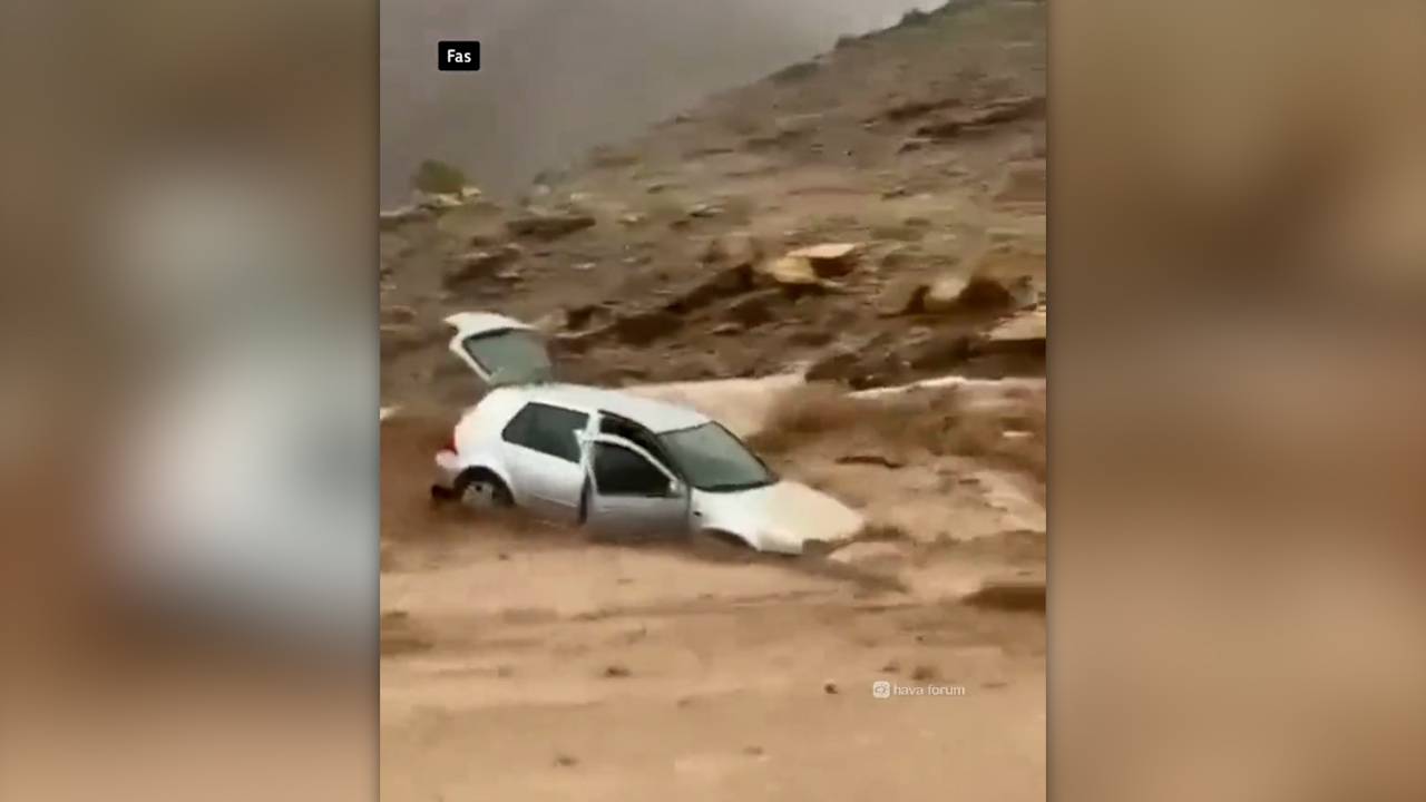 Anbean kamerada! Sel felaketinde arabası saniyeler içinde suya kapıldı...