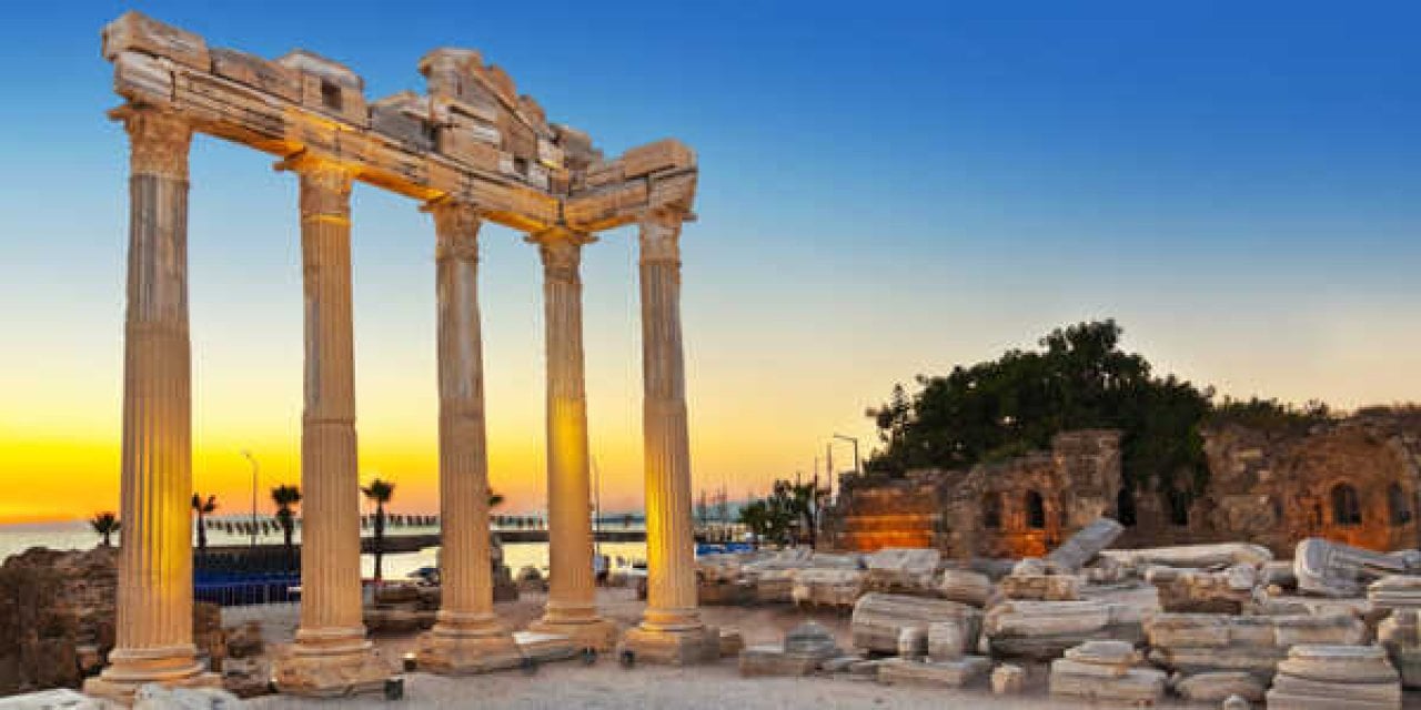 Antalya'da taş toplayan turistlere tarihi eser kaçakçılığından gözaltı!