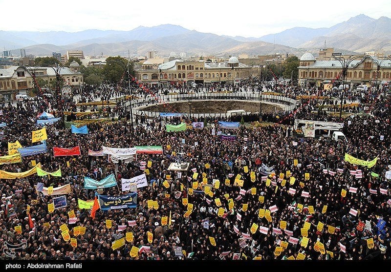 İran’da tansiyon yükseldi, binlerce insan sokakta bayrak yakıyor