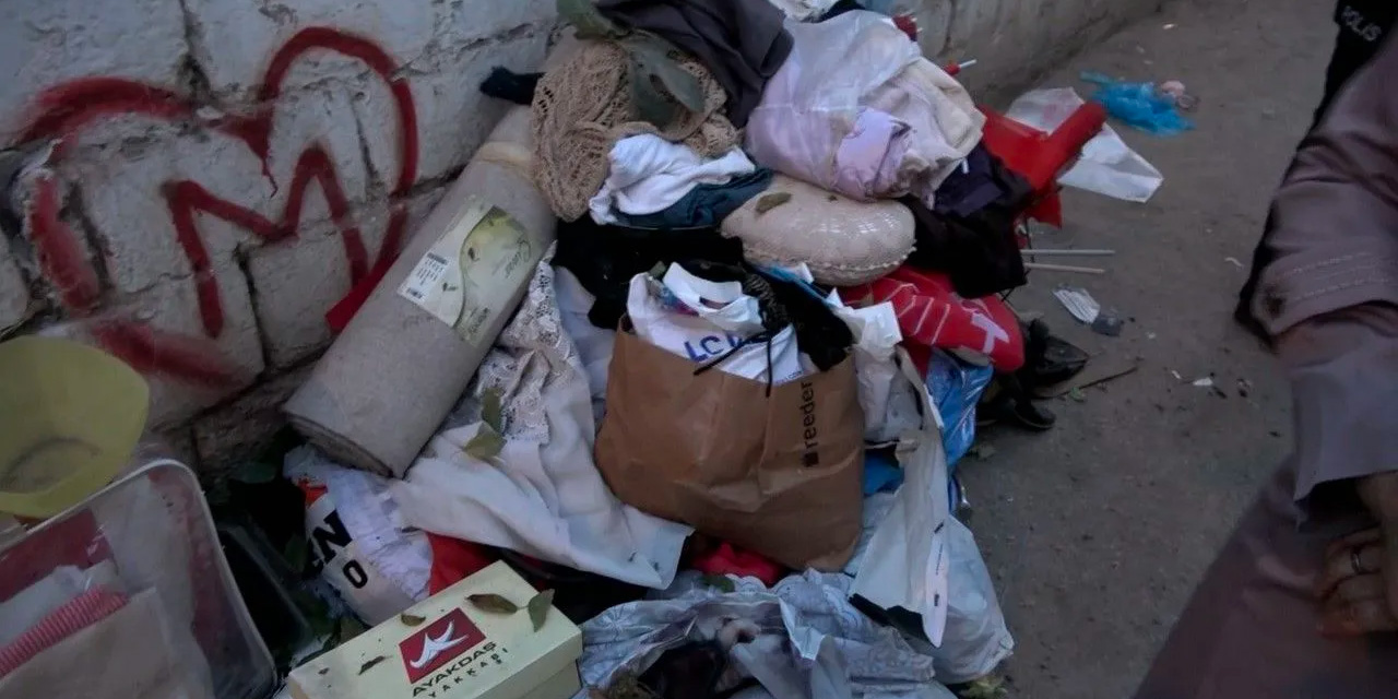 Eski Belediye Başkan Adayının Evinden 15 Kamyon Çöp Çıktı! Savunması ise Şoke Etti