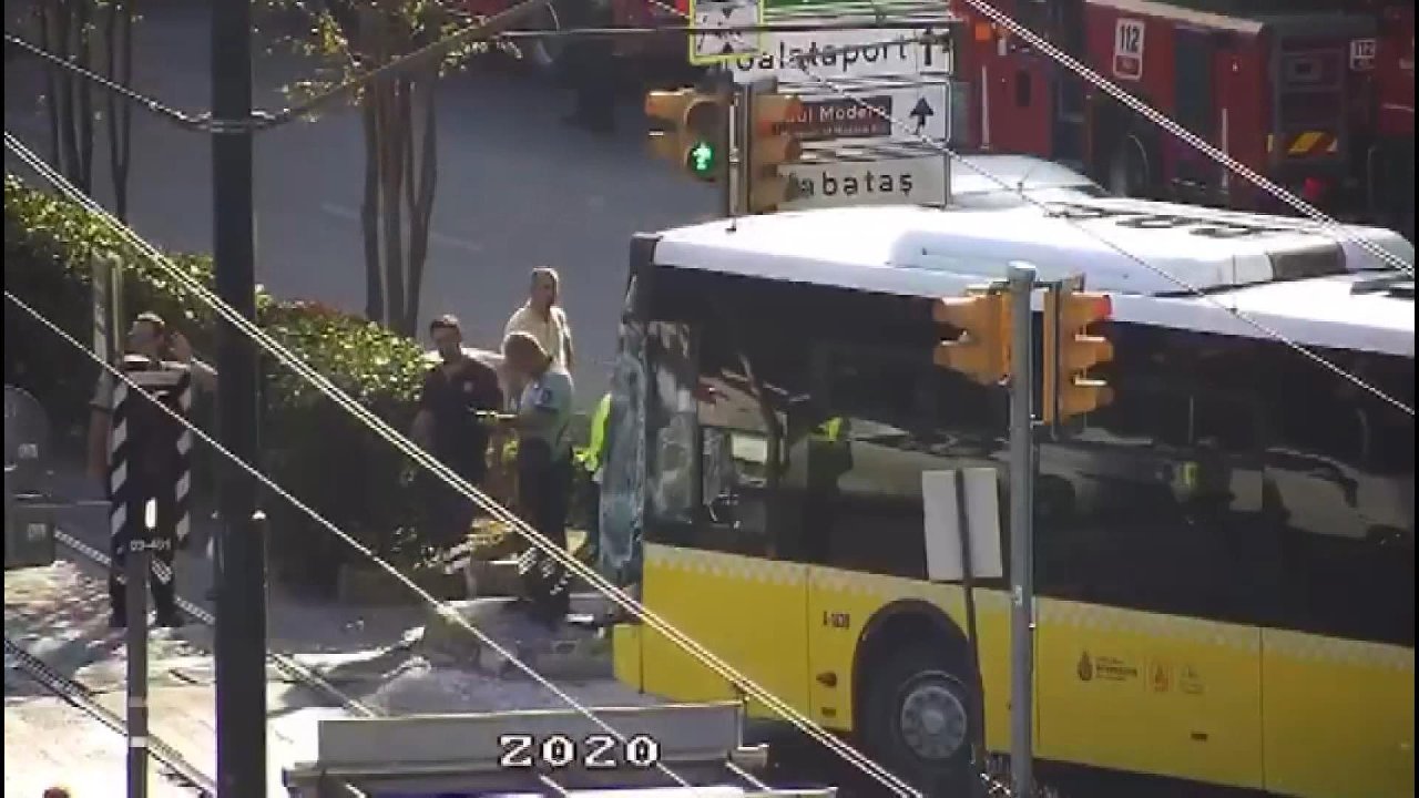 İETT Otobüsü Tramvaya Çarptı