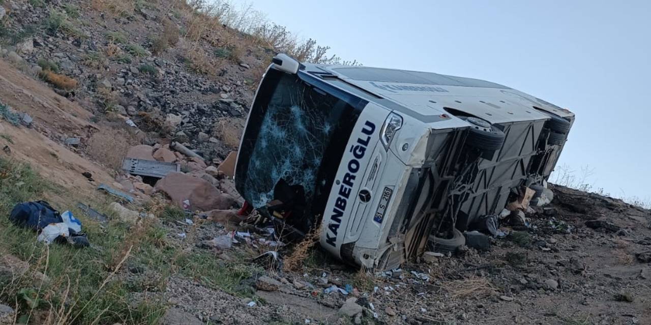 Yolcu Otobüsü Şarampole Yuvarlandı: Ölü Ve Yaralılar Var