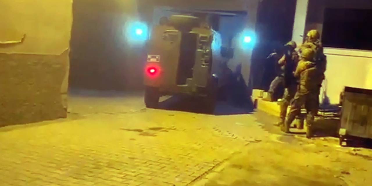 Adana'da 'Şirinler'e operasyon anı! Polis kapıyı zırhlı araçla kırmış