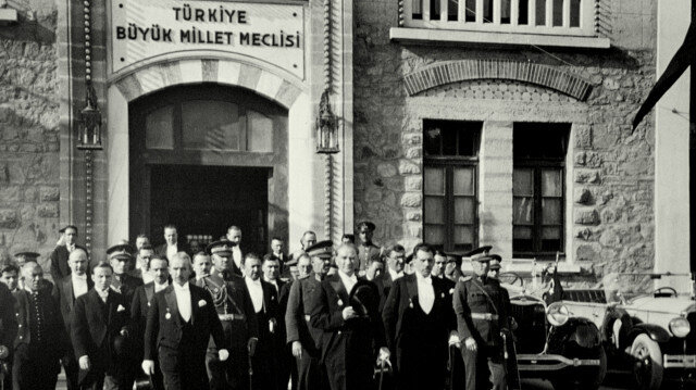 'Son Akşam Yemeği'nden ilk kare geldi: Başrol oyuncusu makyaj yapmadan Atatürk oldu