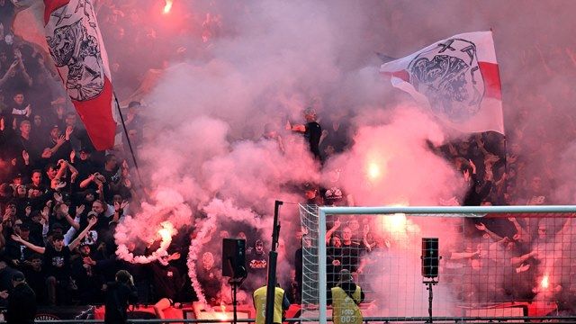 Ajax Feyonoord maçında olaylar çıktı maç yarım kaldı