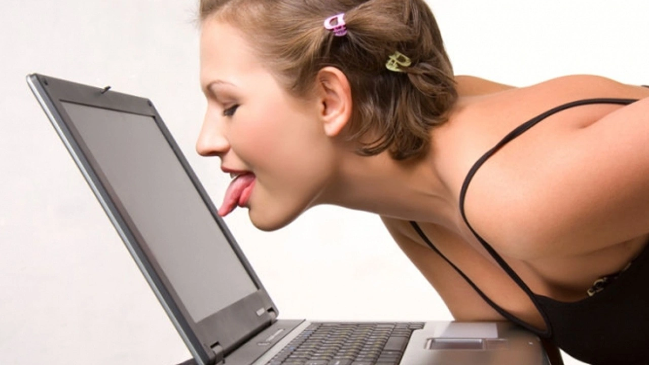 Откровенные девушки в интернете. Интимное общение в интернете. Виртуальная женщина. Женщина в интернете. Виртуальный займемся.