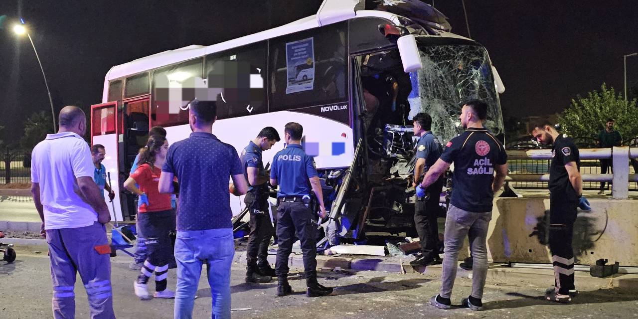 Havalimanına yolcu taşıyan midibüs direğe çarptı: Araçta sıkışan 5 kişi yaralandı
