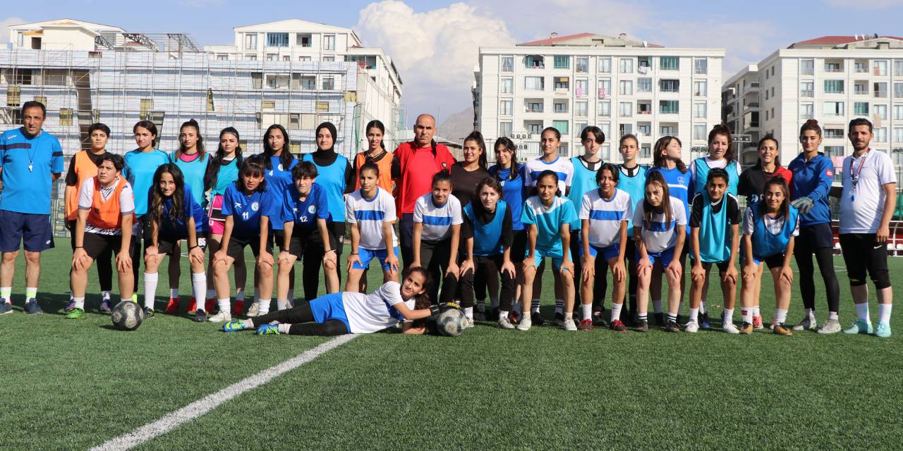 Aileleri 'Futbol erkek işi' dedi, antrenör aileleri tek tek ikna etti...Kızlar şimdi 2’nci Lig’e yükselme maçlarına hazırlanıyor